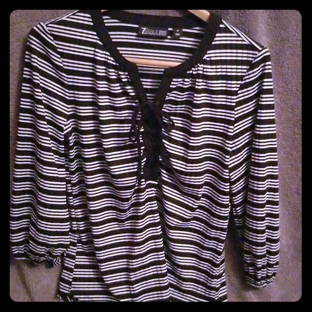 💀 Black and white stripes blouse